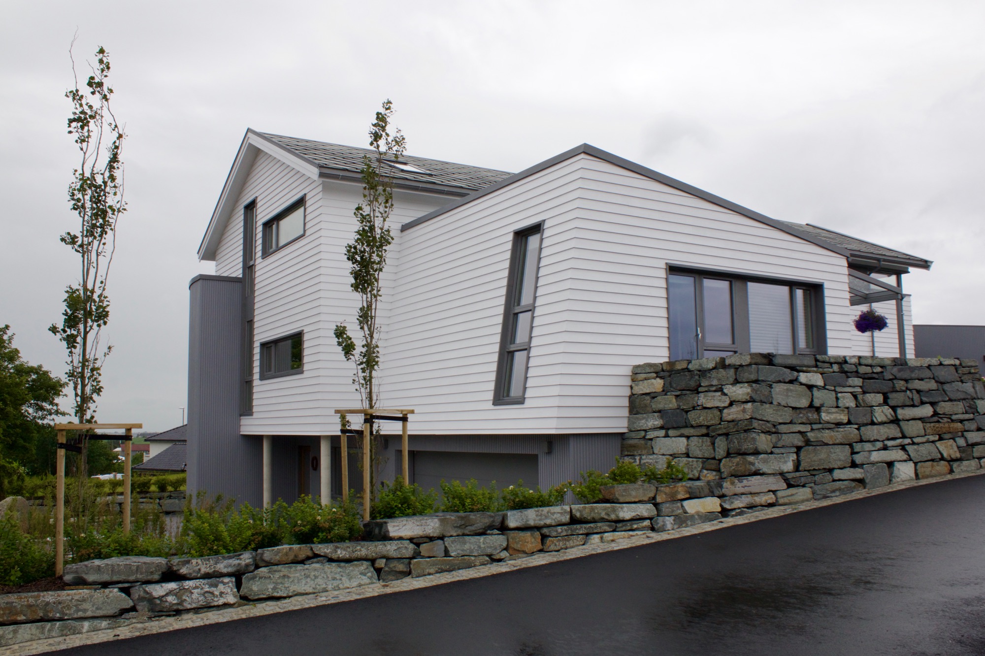 Soveromsfløy med god takhøyde og utgang til egen lufteterrasse