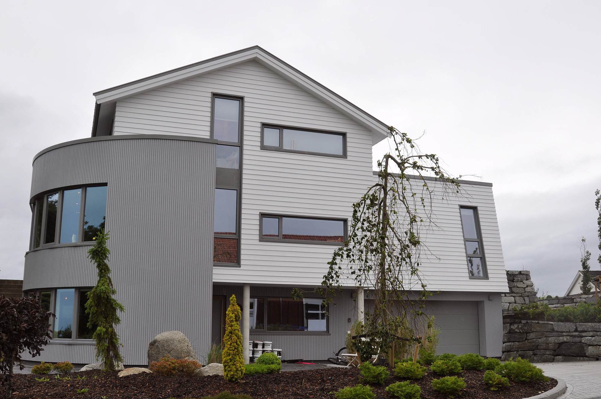 Fra alléen kan man kjøre rett inn i en dobbel garasje og ta seg videre inn i boligen