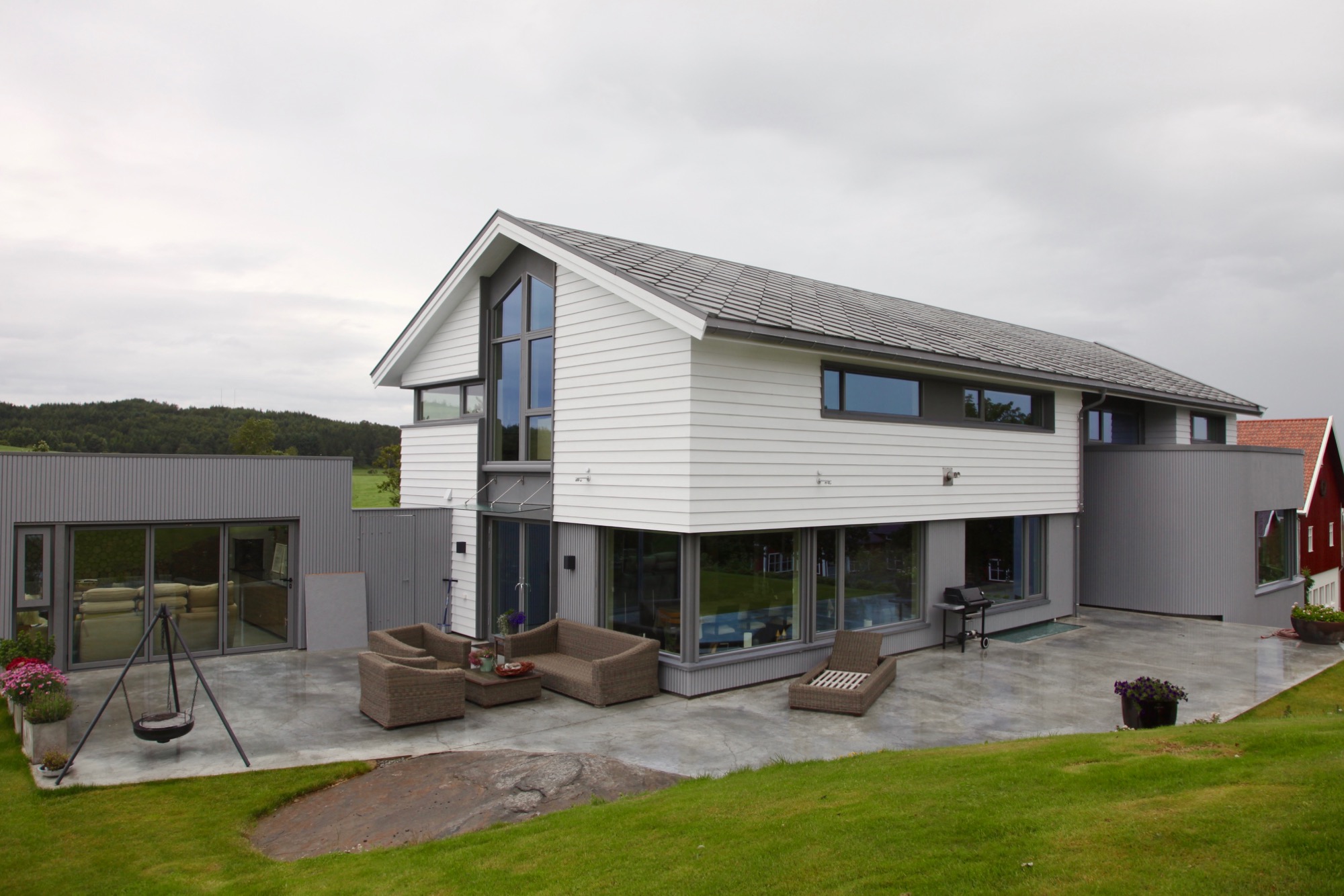 Flere uteplasser ligger rundt huset slik at man alltid kan finne et sted med sol og le