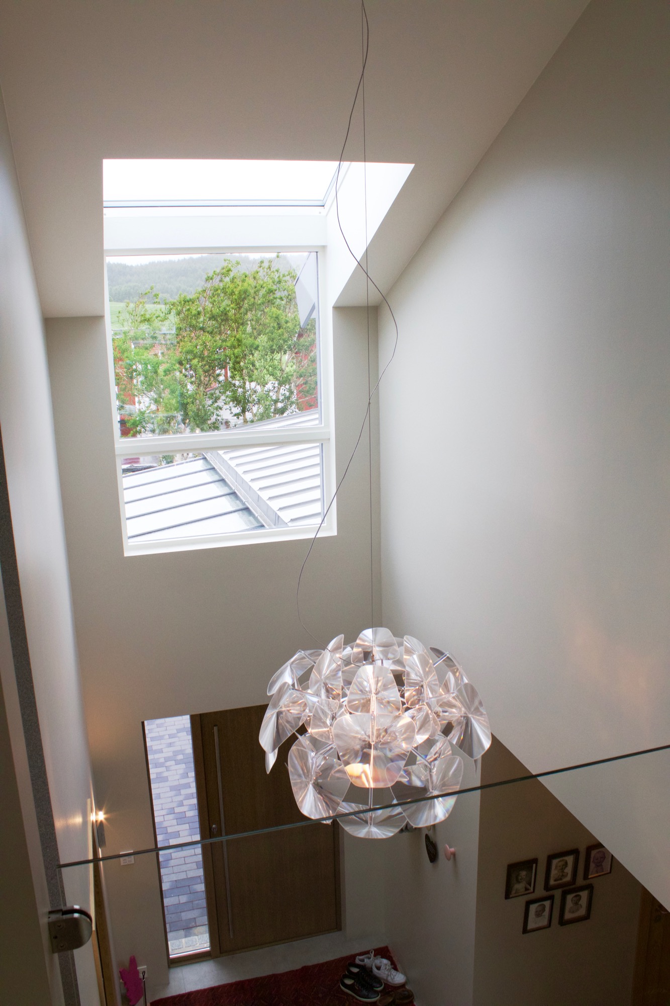 Fra 2. etasje kan man gå over en bru til barneavdelingen og se ned til entréen på den ene siden og dagstua på den andre