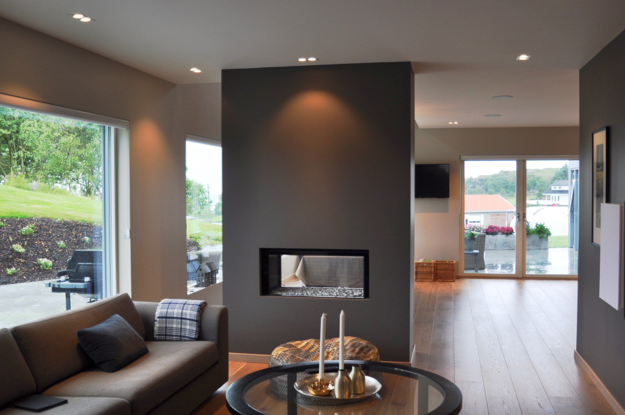 Dagstue med gasspeis som også vender inn mot spisestua