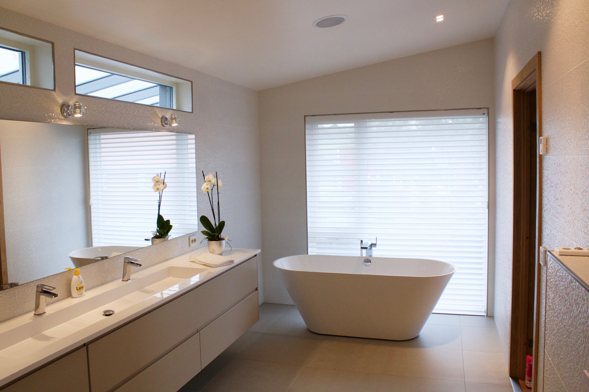 Hovedsoverommets bad har rikelig tilgang på dagslys og overlys over dusjen