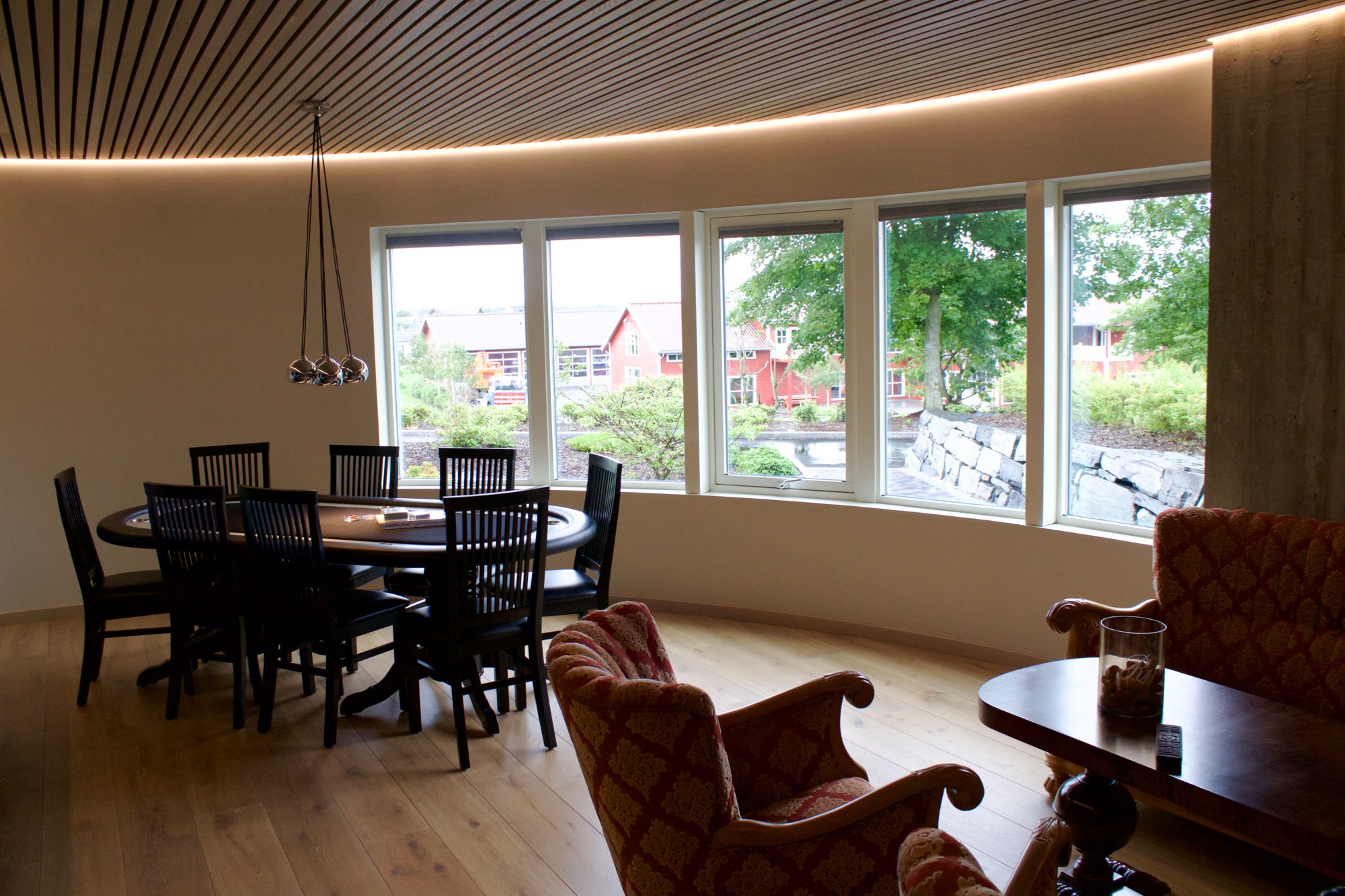 Gutterom i sokkeletasjen har tekjøkken og innglasset vinrom