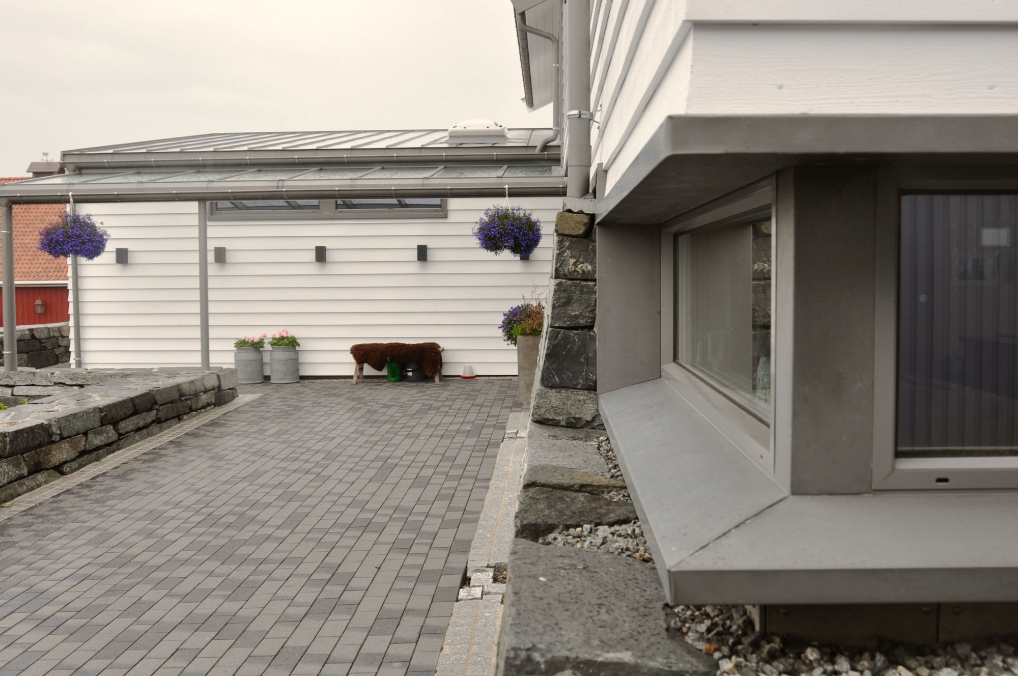 Vinduer er innrammet med sink