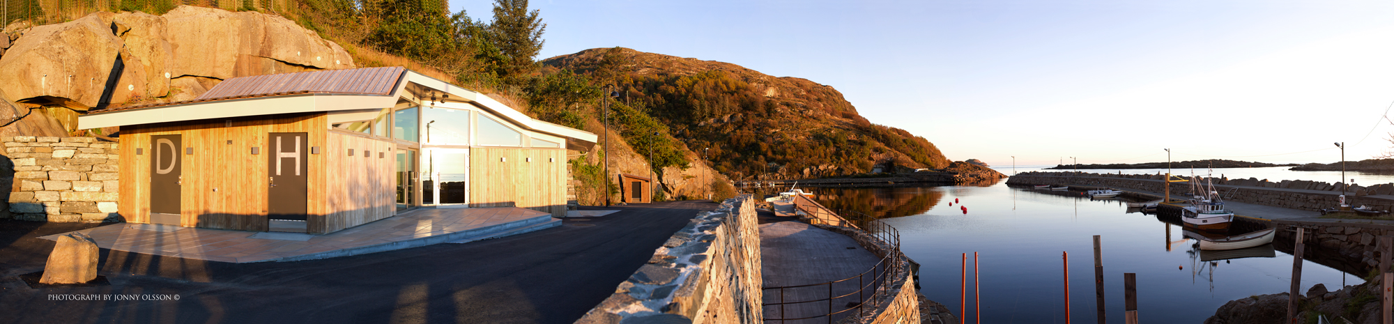 Bygningens allrom har panoramasikt utover havnen
