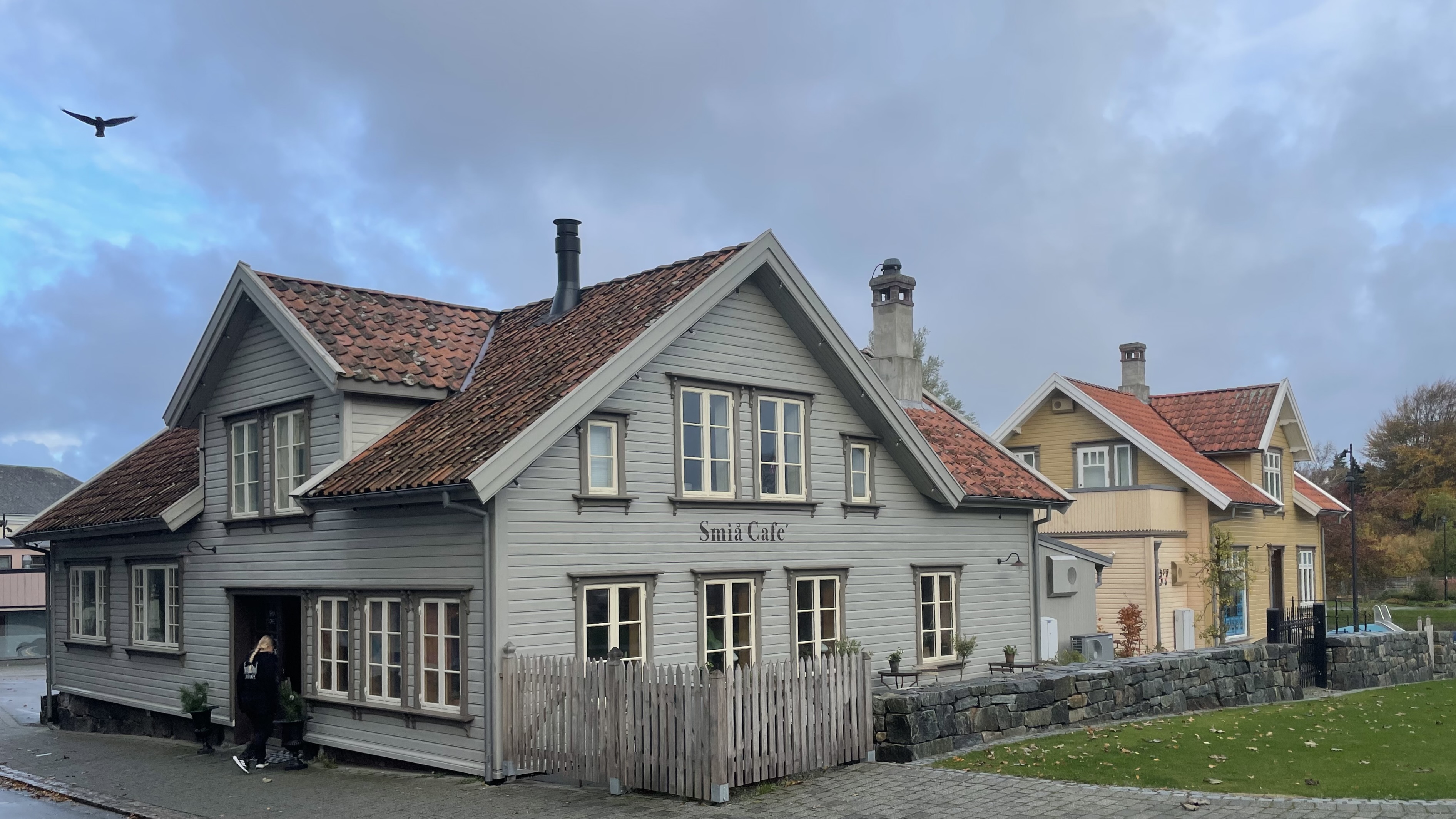 BDAC5B55-EE07-405B-AD15-9A5287E209F6_1_201_a